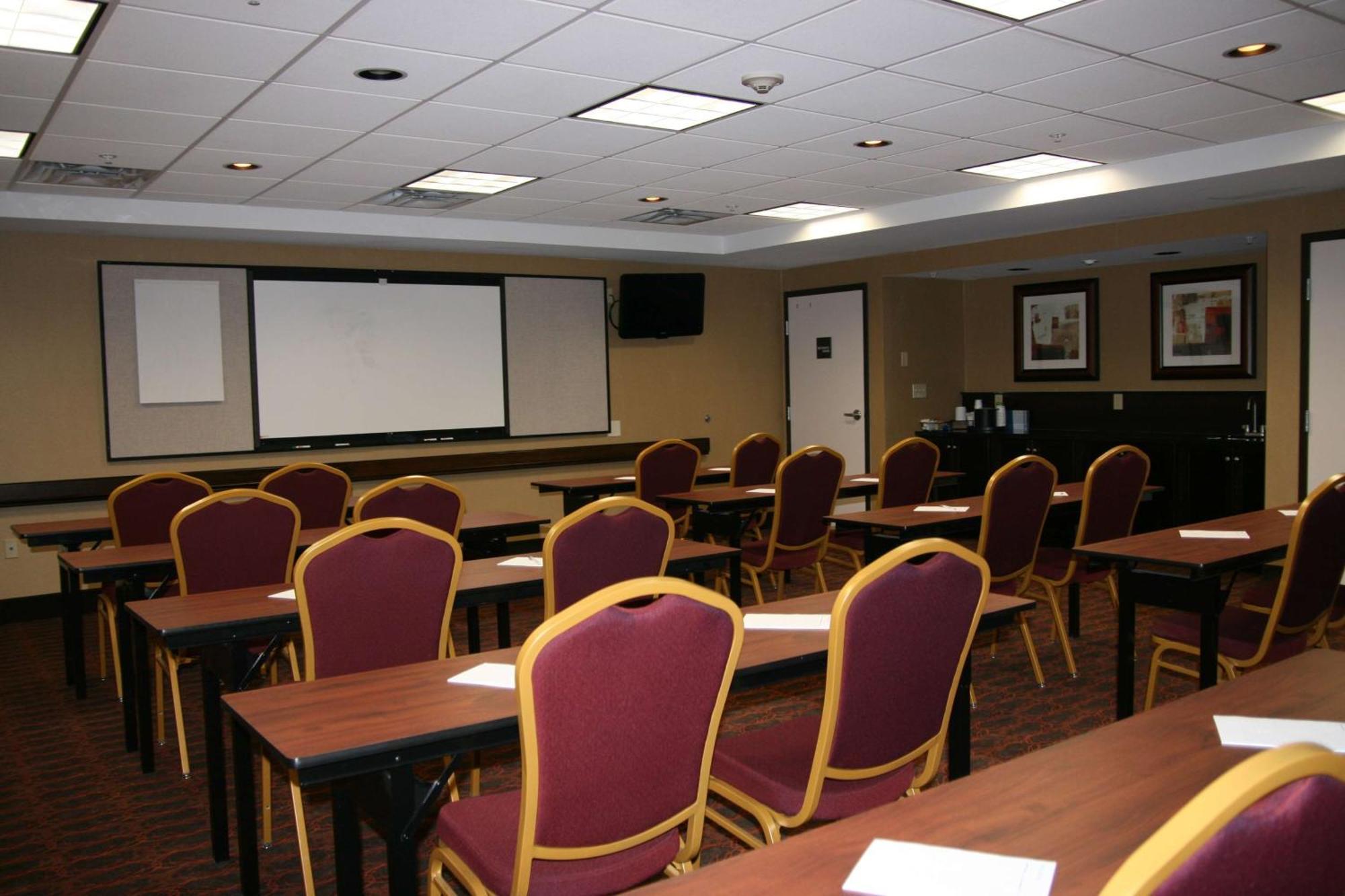 Hampton Inn And Suites Peru Exterior photo