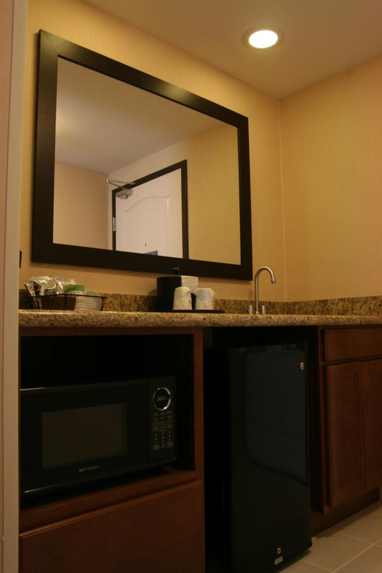 Hampton Inn And Suites Peru Exterior photo